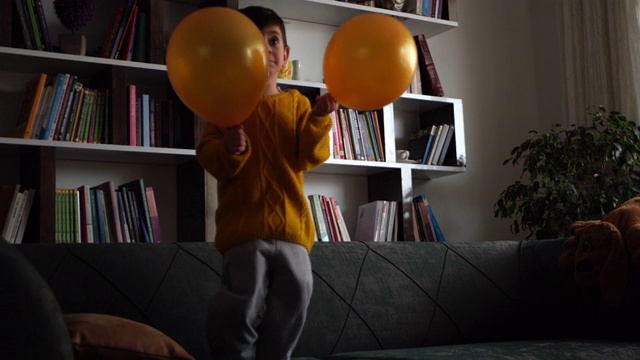 男孩在玩气球视频素材