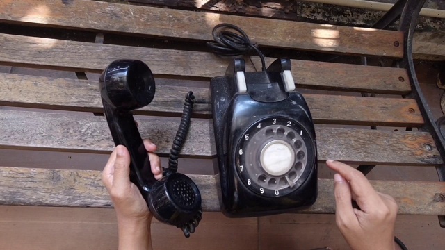 手使用和拨号老式电话的镜头视频下载