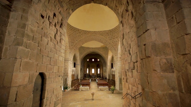 在法国索里尼亚克修道院的祭坛里视频下载