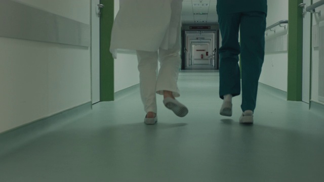 在医院走廊里跑步视频素材