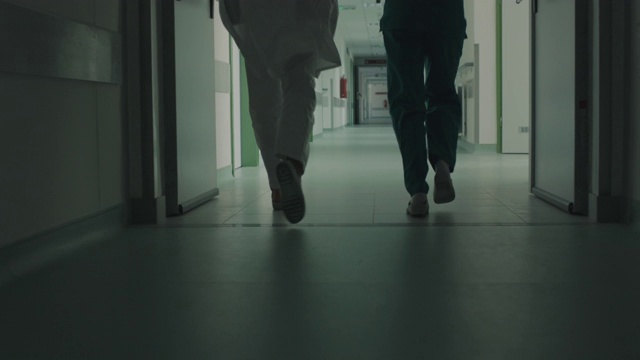在医院走廊里跑步视频素材