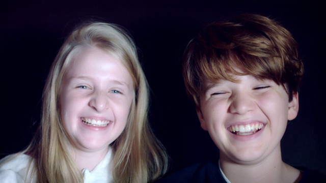 一个十几岁的女孩和男孩在相机前微笑可爱的4k镜头视频下载