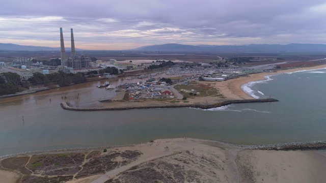 这是一段航拍镜头，拍摄的是这艘商业船在美国加州西海岸登陆时的场景，背景是炼油厂视频素材