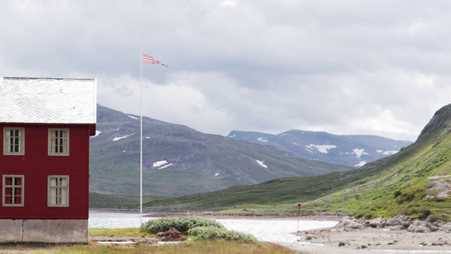 典型的挪威景观，有一个rad房子和挪威国旗视频素材