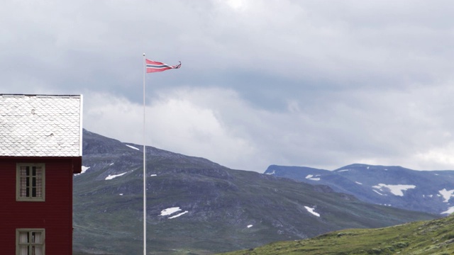 典型的挪威景观，有一个rad房子和挪威国旗视频素材