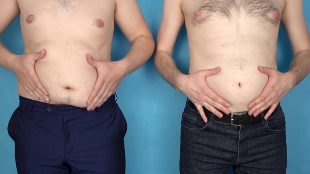 两个胖男人摸着胖肚子上的皱纹，生活方式不规律，身体健康，动作缓慢，体重超标视频下载