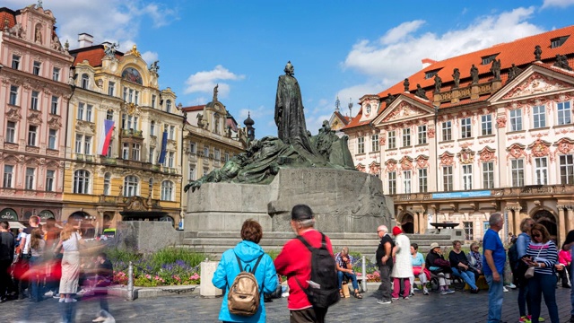 捷克共和国，布拉格，老城中心，简胡斯纪念碑，游客行走和移动的云的时间流逝视频素材