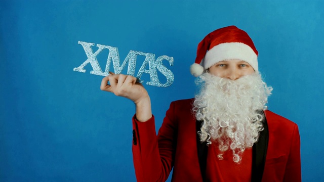 2019年新年，男人像圣诞老人一样用圣诞文字，在蓝色背景上视频下载
