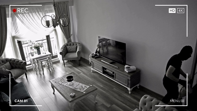 小偷看安全摄像头在一个房子- 4K分辨率视频下载