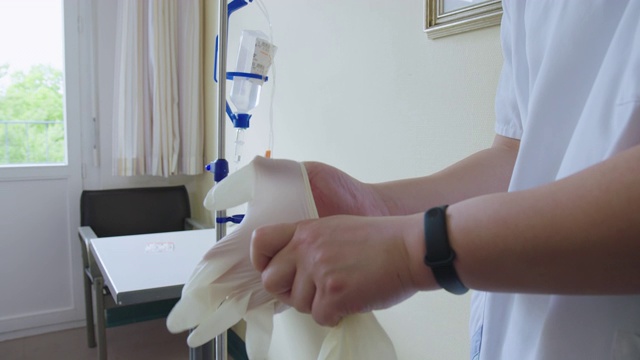 护士在病房里戴手术手套视频下载