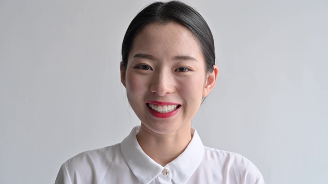 微笑的年轻中国女商人的肖像视频素材