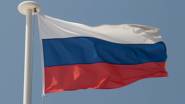 一个温暖、美丽、明亮的夏日，俄罗斯国旗骄傲地在风中飘扬的慢镜头。视频素材