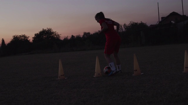 女子足球队正在训练中视频素材