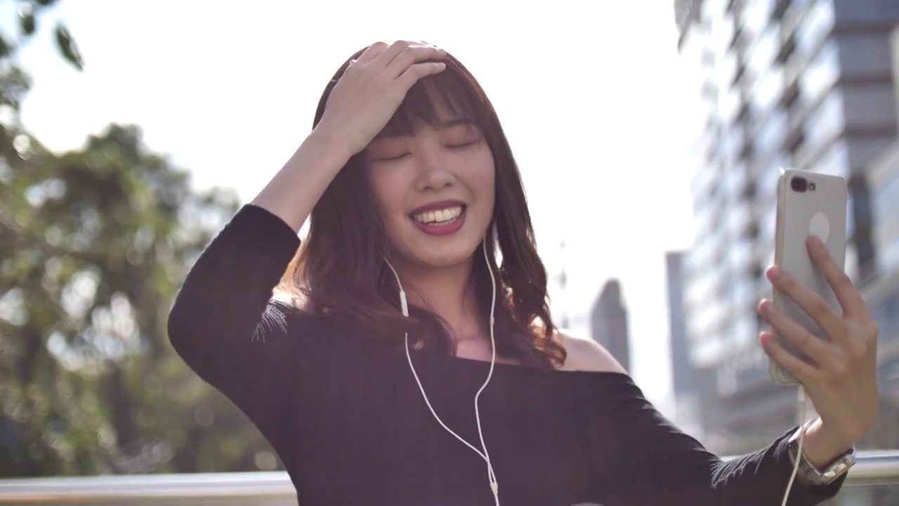 快乐的亚洲女人听音乐视频素材