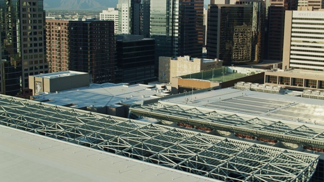 向上倾斜的无人机拍摄的凤凰城市中心视频素材