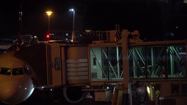 旅客在夜间从机场航站楼登机登机视频素材