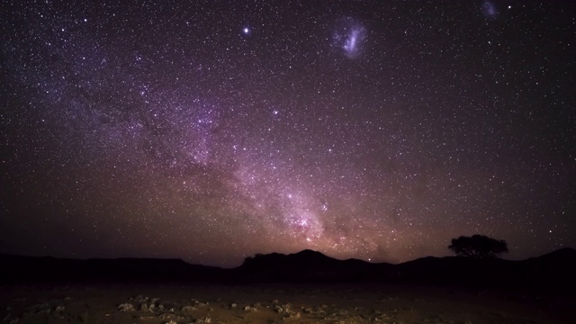 从非洲沙漠看到的银河系的时间流逝。视频素材