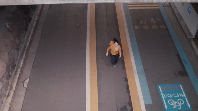 日本东京，日本女运动员在人行道上短跑。视频素材