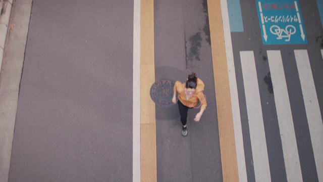 日本东京，日本女运动员在人行道上短跑。视频素材