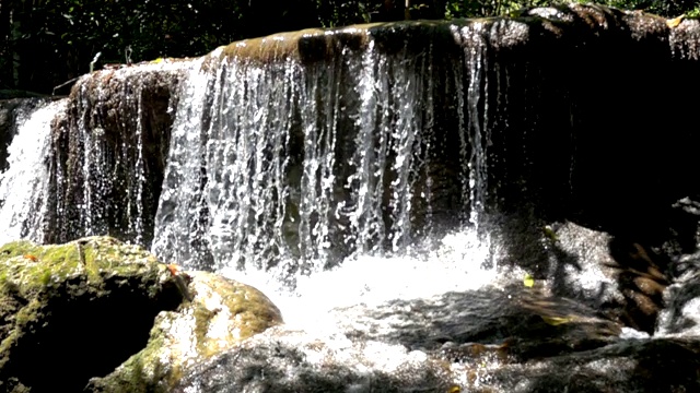 超级慢动作拍摄的一个流动的水的溪流在森林。视频素材