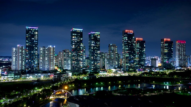 韩国仁川松岛中央公园夜景/松岛国际商务区视频素材