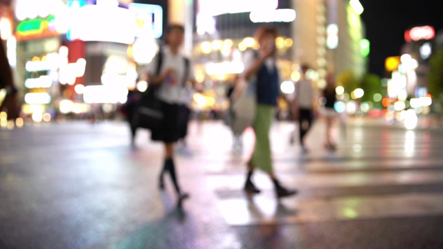 日本东京涩谷十字路口的行人和汽车视频素材