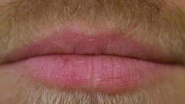 近距离拍摄张开的男性嘴与胡子和胡子视频素材