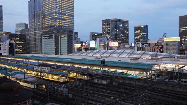 实时-东京站和现代摩天大楼/东京，日本视频下载