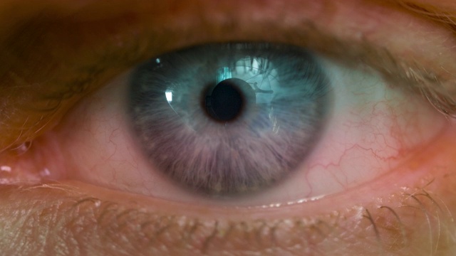 白人男性眨着蓝色眼睛的微距镜头视频下载