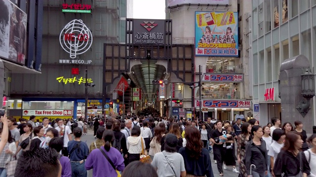 行走的视角。行走在日本大阪的心斋桥视频素材