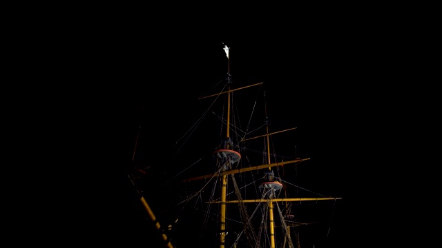 夜空下一艘旧船的桅杆视频素材