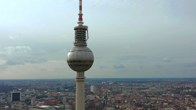 2019年10月28日，德国柏林。柏林电视塔的超级特写在阴天，鸟瞰图。视频下载