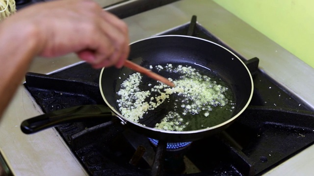 特写厨师准备食物在煎锅和倒蔬菜在锅煮。视频素材