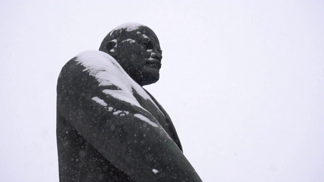 政治纪念碑映衬着列宁冬天的天空，复制空间，慢莫，历史视频素材