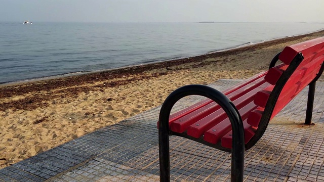 沙滩前的木凳上有水泥墩，孤独，惆怅视频下载