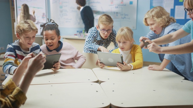 小学计算机科学课:孩子们使用数字平板电脑和智能手机与增强现实软件，他们兴奋，充满了奇迹。儿童在STEM，玩耍和学习视频素材