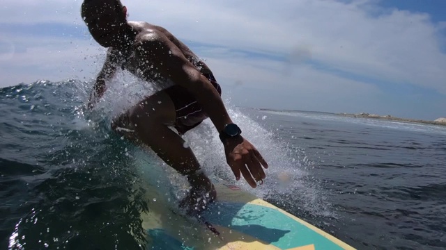 业余冲浪者乘着热带海浪袭击了操作员视频下载