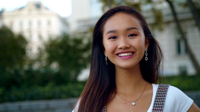 微笑的亚洲女孩的肖像视频素材
