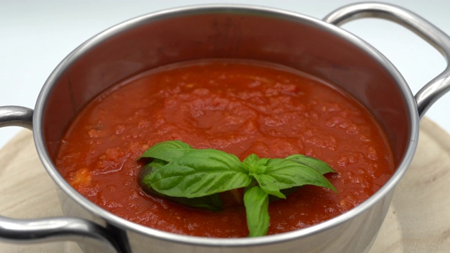 美味的意大利番茄酱在烹饪锅。烹饪中的新鲜蔬菜视频下载
