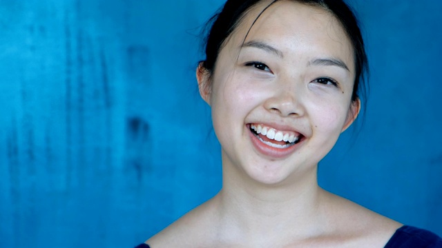 美丽的中国女孩的肖像近距离，女孩笑视频素材