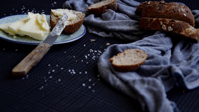 全燕麦片面包和新鲜黄油。健康饮食的概念视频素材