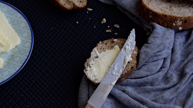 全燕麦片面包和新鲜黄油。健康饮食的概念视频素材
