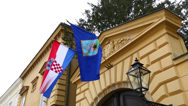 克罗地亚国旗和萨格勒布国旗并存视频素材