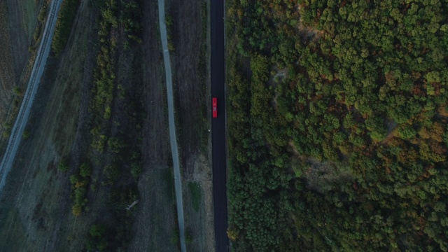 高速公路和乡村公路鸟瞰图视频素材