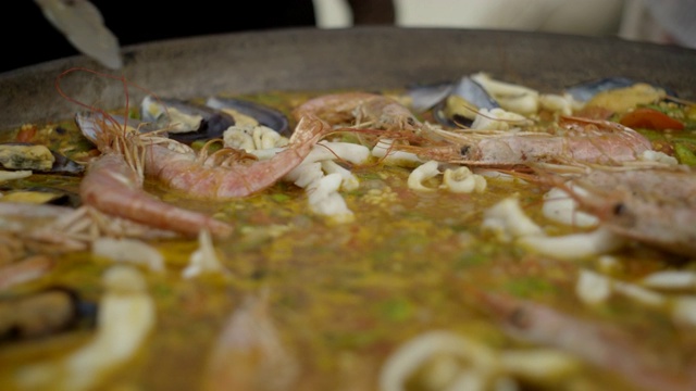 虾/虾被加入炖的海鲜饭中视频素材