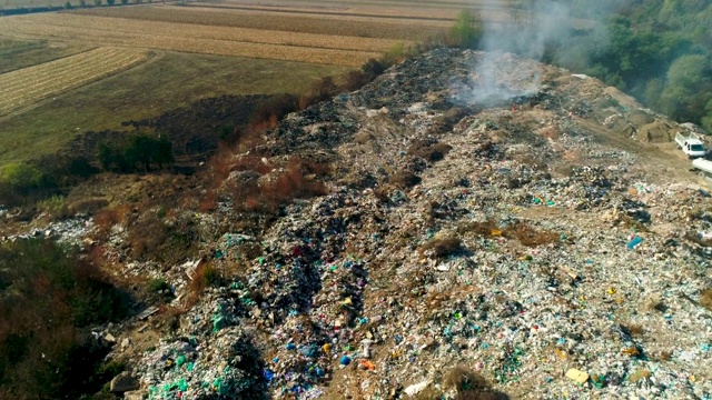 从无人机的角度看垃圾场着火了视频素材