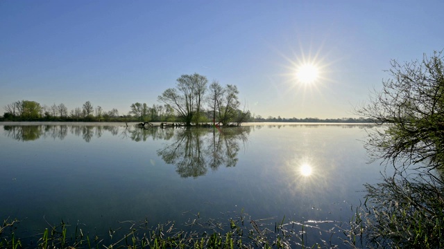 德国巴伐利亚州，弗兰科尼亚中部，Gunzenhausen的Muhr am See湖，春天日出时的Altmühlsee湖视频素材