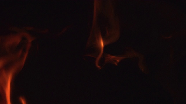 慢镜头火焰在画面边缘燃烧。微妙的4 k火视频素材