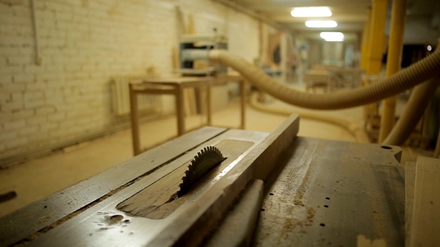 圆锯适用于锯木厂、木材加工车间、细木工车间内锯原木和木材视频下载