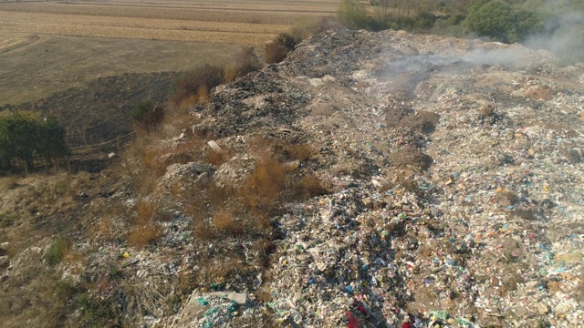 从鸟瞰图看，小垃圾场着火了视频素材